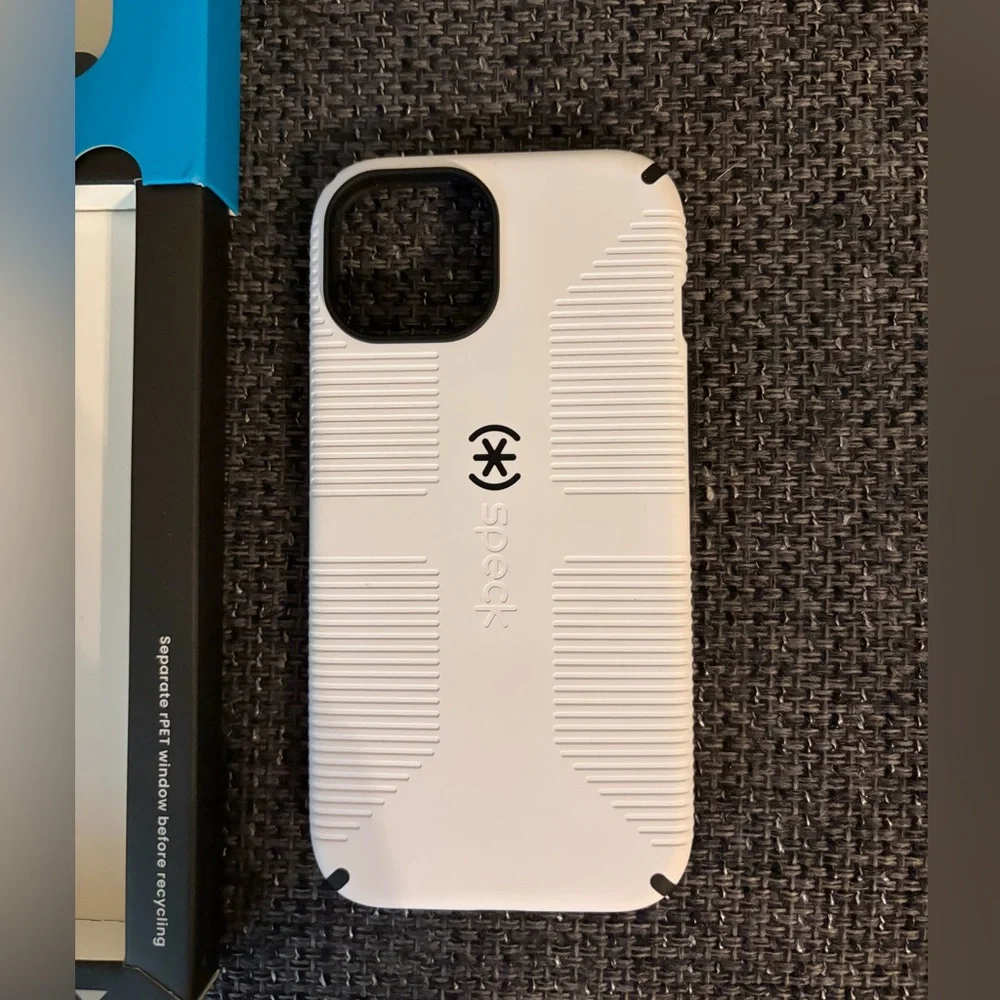 New! Speck iphone 15 Magsafe Candyshell Grip Case in White with Black Trim - Picture 3 of 4